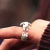 Anillo de Conejo con Ojos de Pedrería Roja (Tono Plateado)